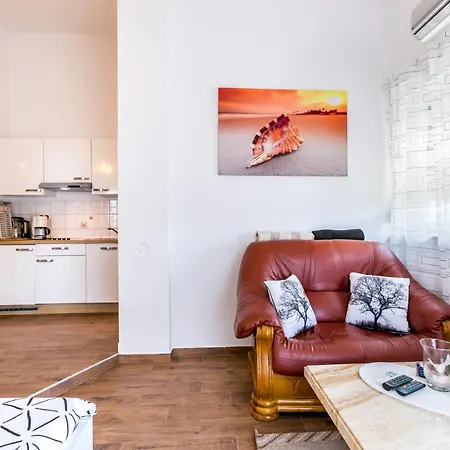 Radic - A2 First Floor - Mpolo Apartment
