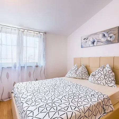 Radic - A2 First Floor - Mpolo Apartment